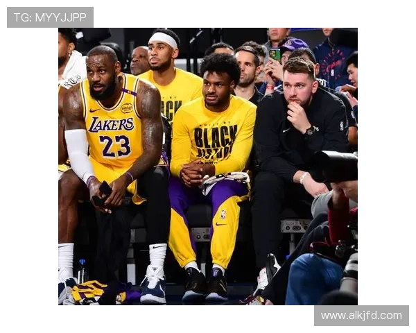 NBA赛季最新动态：詹姆斯领衔湖人迎战勇士 东契奇表现惊艳揭示新赛季趋势